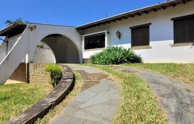 Imagem: A casa possui 3 Dormitórios, 4 Banheiros, 4 Vagas na garagem