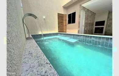 Imagem: A casa possui 4 Dormitórios, 4 Banheiros, 2 Vagas na garagem