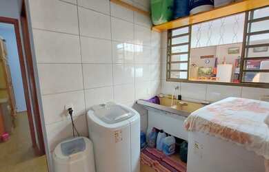 Imagem: A casa possui 2 Dormitórios, 2 Banheiros, 3 Vagas na garagem