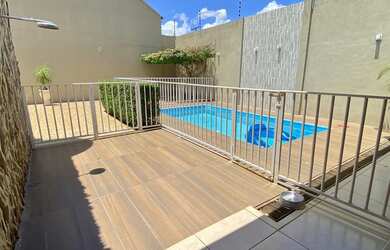 Imagem: A casa possui 1 Dormitório, 3 Banheiros, 4 Vagas na garagem