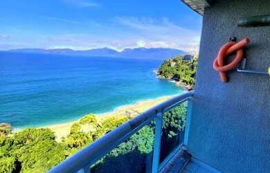 Imagem: A casa possui 5 Dormitórios, Acomodam 20 pessoas e 5 Vagas