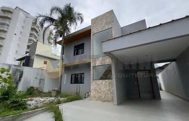 Imagem: A casa possui 4 Dormitórios, 3 Banheiros, 4 Vagas na garagem