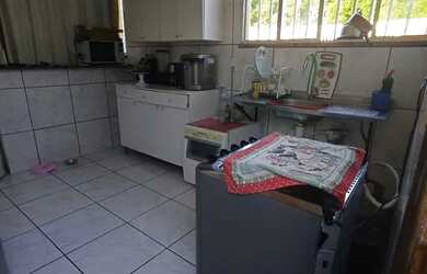 Imagem: A casa possui 3 Dormitórios, 2 Banheiros, 2 Vagas na garagem