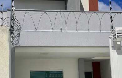 Imagem: A casa possui 3 Dormitórios, 3 Banheiros, 2 Vagas na garagem