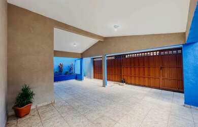 Imagem: A casa possui 3 Dormitórios, 3 Banheiros, 2 Vagas na garagem