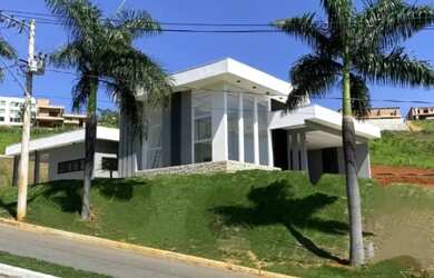 Imagem: A casa em condomínio possui 4 Dormitórios, 3 Banheiros, 4