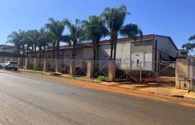 Imagem: O depósito possui 5 Vagas na garagem e 1681m² de Área e está