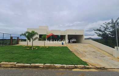 Imagem: A casa possui 4 Dormitórios, 4 Banheiros, 4 Vagas na garagem