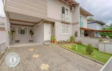 Imagem: A casa possui 3 Dormitórios, 3 Banheiros, 2 Vagas na garagem