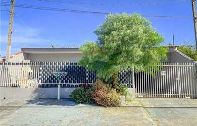 Imagem: A casa possui 4 Dormitórios, 2 Banheiros, 3 Vagas na garagem