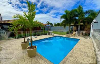 Imagem: A casa possui 4 Dormitórios, Acomodam 15 pessoas, 5 Vagas na