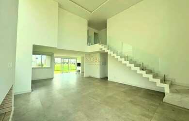 Imagem: A casa em condomínio possui 4 Dormitórios, 5 Banheiros, 4