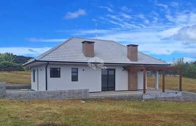 Imagem: A casa possui 3 Dormitórios, 2 Banheiros, 2 Vagas na garagem