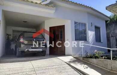 Imagem: A casa possui 3 Dormitórios, 3 Banheiros, 2 Vagas na garagem