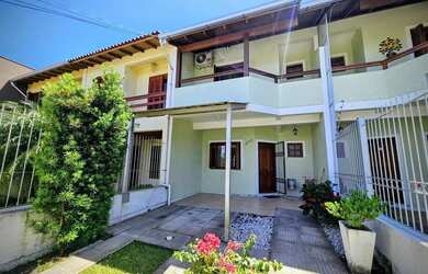 Imagem: A casa possui 3 Dormitórios, 3 Banheiros, 2 Vagas na garagem