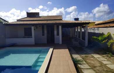 Imagem: A casa possui 3 Dormitórios, 2 Banheiros, 4 Vagas na garagem