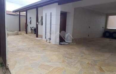 Imagem: A casa possui 3 Dormitórios, 2 Banheiros, 5 Vagas na garagem