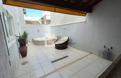 Imagem: A casa possui 3 Dormitórios, 4 Banheiros, 2 Vagas na garagem