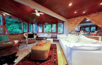 Imagem: A casa possui 4 Dormitórios, 5 Banheiros, 3 Vagas na garagem