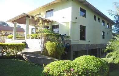 Imagem: A casa possui 4 Dormitórios, 5 Banheiros, 4 Vagas na garagem