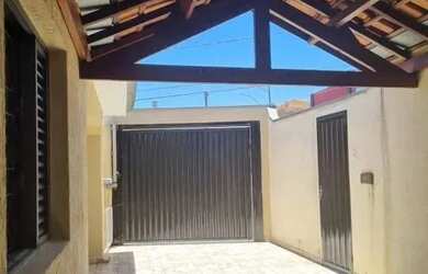 Imagem: A casa possui 2 Dormitórios, 2 Banheiros, 2 Vagas na garagem