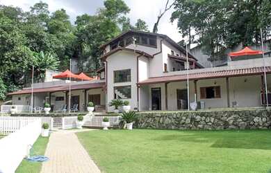 Imagem: A casa possui 2 Dormitórios, 2 Banheiros, 5 Vagas na garagem