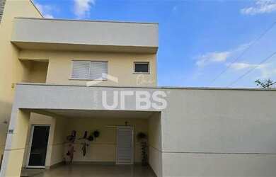 Imagem: A casa possui 4 Dormitórios, 5 Banheiros, 2 Vagas na garagem