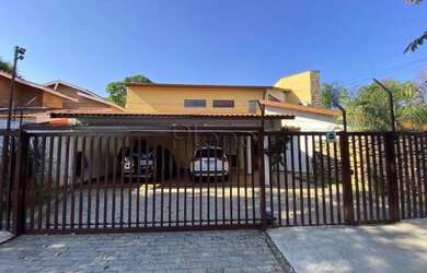 Imagem: A casa possui 4 Dormitórios, 5 Banheiros, 4 Vagas na garagem