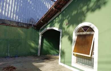 Imagem: A casa possui 3 Dormitórios, 2 Banheiros, 3 Vagas na garagem