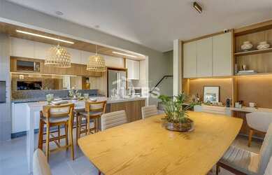 Imagem: A casa em condomínio possui 4 Dormitórios, 3 Banheiros, 2