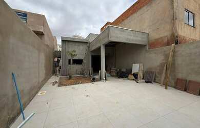 Imagem: A casa possui 3 Dormitórios, 2 Banheiros, 3 Vagas na garagem