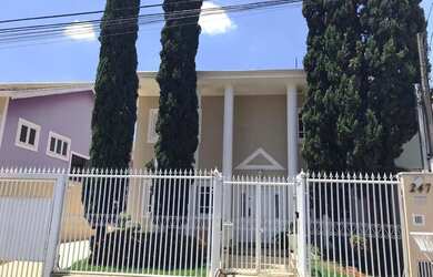 Imagem: A casa possui 4 Dormitórios, 3 Banheiros, 4 Vagas na garagem