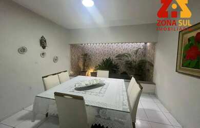 Imagem: A casa possui 3 Dormitórios, 3 Banheiros, 2 Vagas na garagem