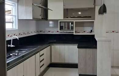 Imagem: A casa possui 4 Dormitórios, 2 Banheiros, 1 Vaga na garagem