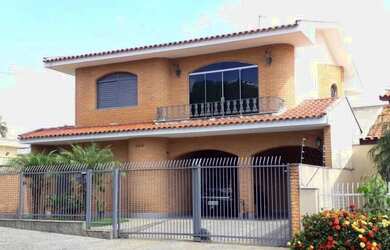 Imagem: A casa possui 3 Dormitórios, 4 Banheiros, 4 Vagas na garagem