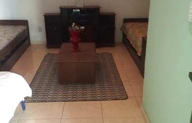 Imagem: A casa possui 1 Dormitório, 1 Banheiro, 1 Vaga na garagem e