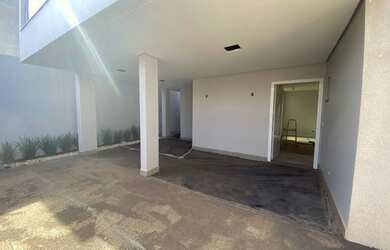 Imagem: A casa possui 2 Dormitórios, 2 Banheiros, 2 Vagas na garagem