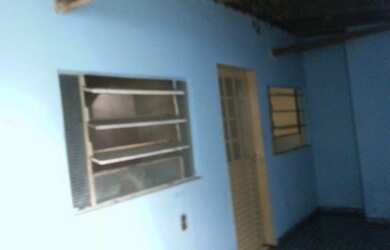 Imagem 4: Qnm 23 fundos 3qts 2 vagas água e luz e ent. separado 800,00 tratar,...