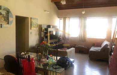 Imagem: A casa possui 4 Dormitórios, 5 Banheiros, 2 Vagas na garagem