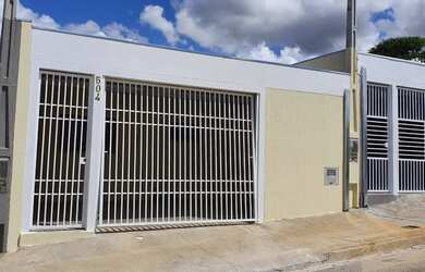 Imagem: A casa possui 2 Dormitórios, 1 Banheiro, 2 Vagas na garagem