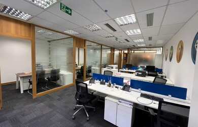 Imagem: O depósito possui 4 Vagas na garagem, 130m² de Área e está