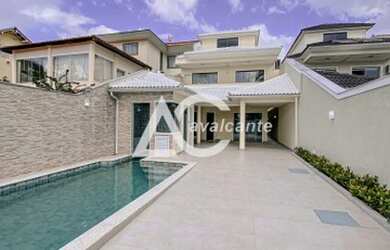 Imagem: A casa em condomínio possui 5 Dormitórios, 5 Banheiros, 5