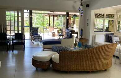 Imagem: A casa possui 4 Dormitórios, 3 Banheiros, 2 Vagas na garagem