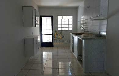 Imagem: A casa possui 3 Dormitórios, 2 Banheiros, 2 Vagas na garagem