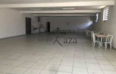 Imagem: O depósito possui 4 Vagas na garagem, 420m² de Área e está