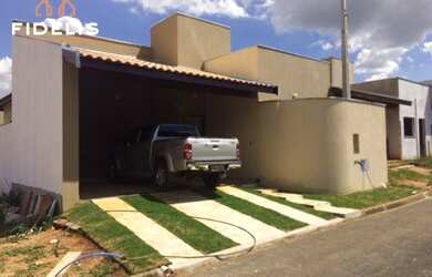 Imagem: A casa em condomínio possui 3 Dormitórios, 1 Banheiro, 4 Vagas