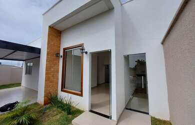 Imagem: A casa possui 3 Dormitórios, 2 Banheiros, 2 Vagas na garagem