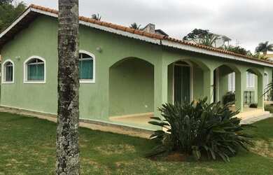 Imagem: A casa possui 3 Dormitórios, 2 Banheiros, 5 Vagas na garagem