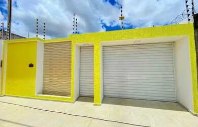 Imagem: A casa possui 3 Dormitórios, 2 Banheiros, 5 Vagas na garagem