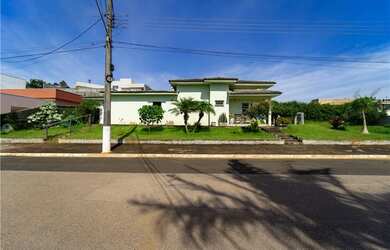 Imagem: A casa em condomínio possui 5 Dormitórios, 5 Banheiros, 4
